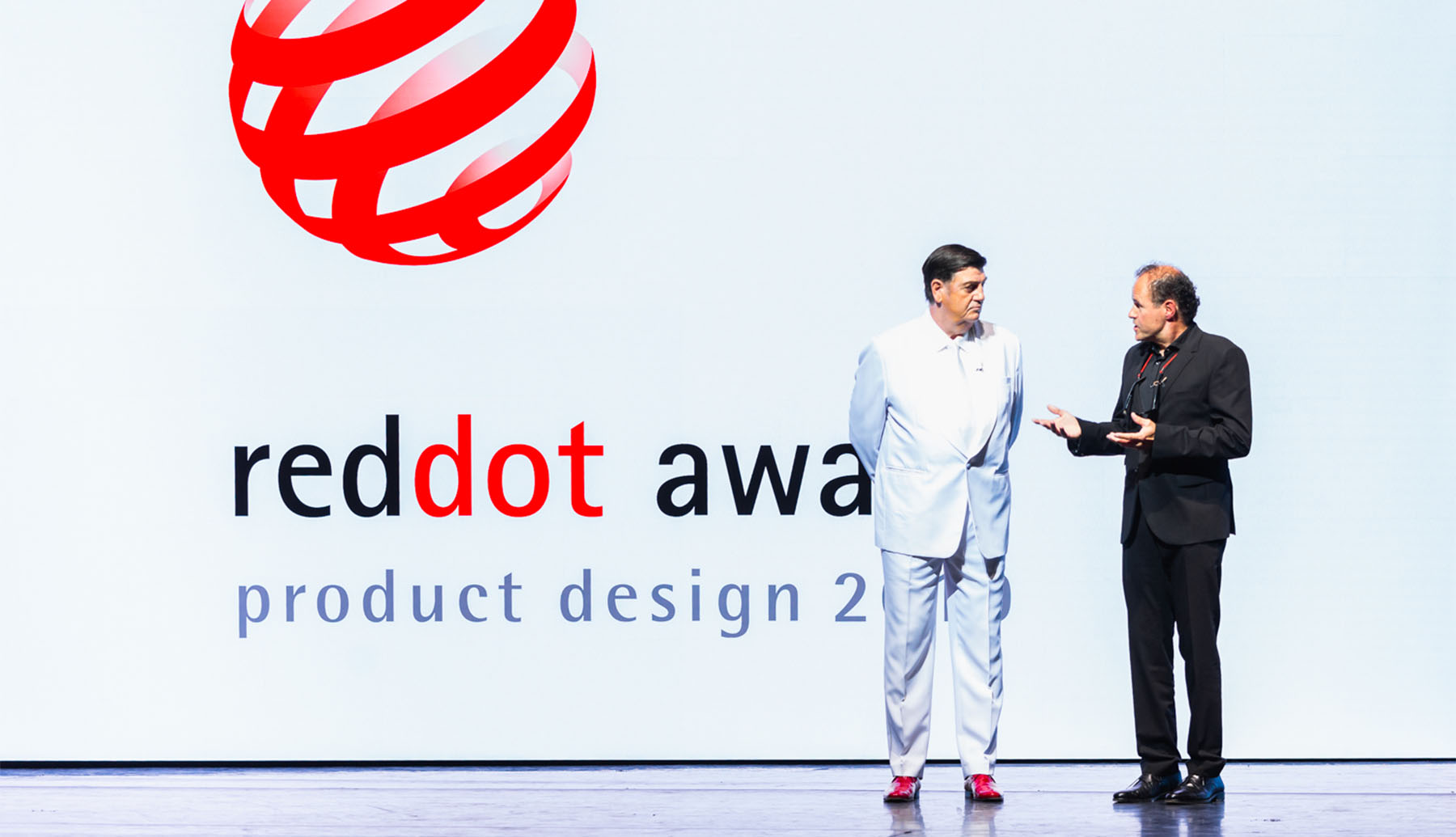 Stefan Eckstein on stage at the red dot award ceremony with Dr. Peter Zec