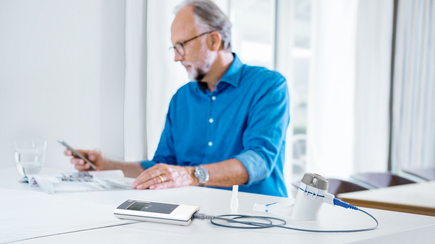 Patient nutzt ein ergonomisch gestaltetes, MDR-konformes Gerät im Klinikalltag.