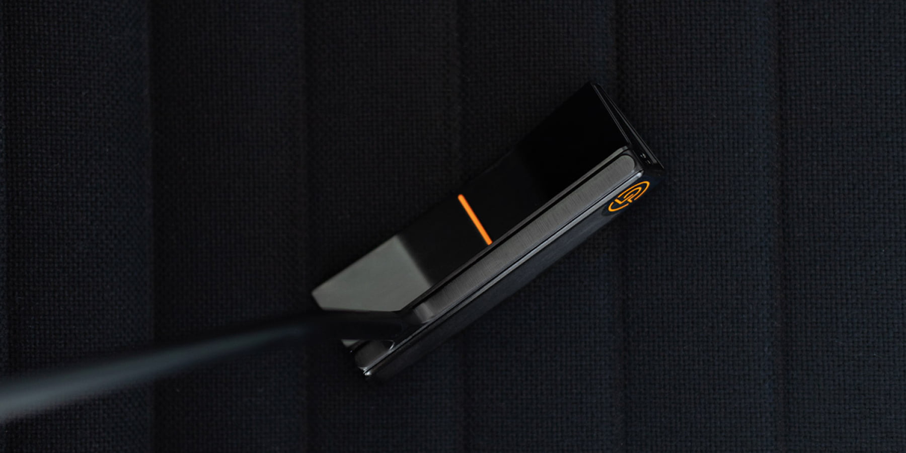 Lübbering Petersen GROOVIN' Putter in black with orange details from a top view