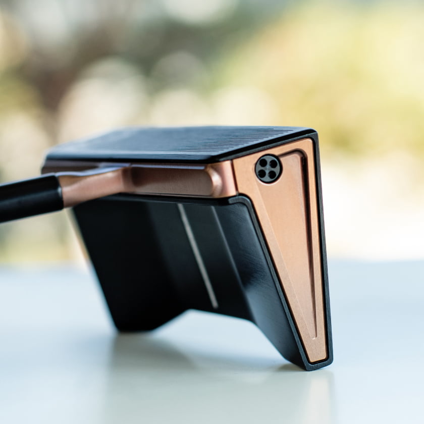 Side view of the Lübbering Petersen GROOVIN' Putter in black and gold